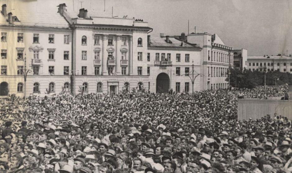 Фрагмент площади Дзержинского и вид на парк культуры и отдыха, 1952. Источник: госкаталог.рф