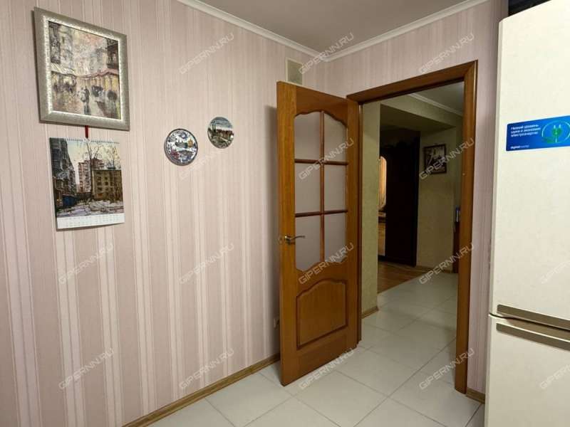 трёхкомнатная квартира на улице Александра Хохлова дом 5