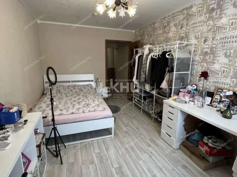 трёхкомнатная квартира на улице Александра Хохлова дом 5