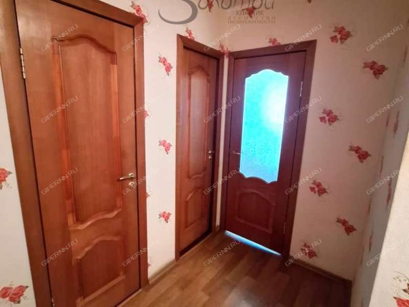 трёхкомнатная квартира на улице Красных Зорь дом 11