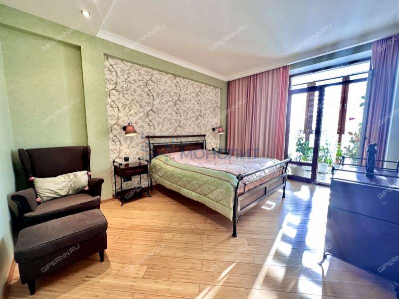 трёхкомнатная квартира на улице Короленко дом 19б