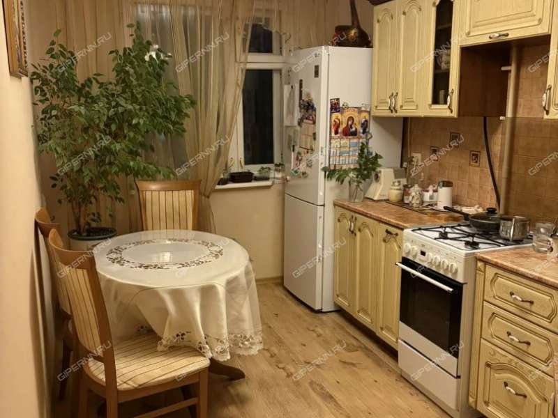 трёхкомнатная квартира на улице Верхнепечёрская дом 8