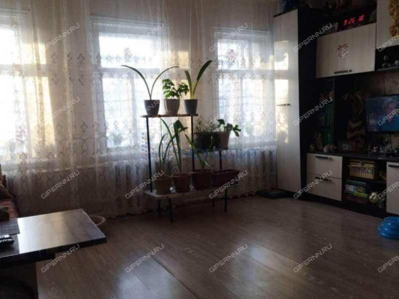 дом на Центральной улице село Дубское